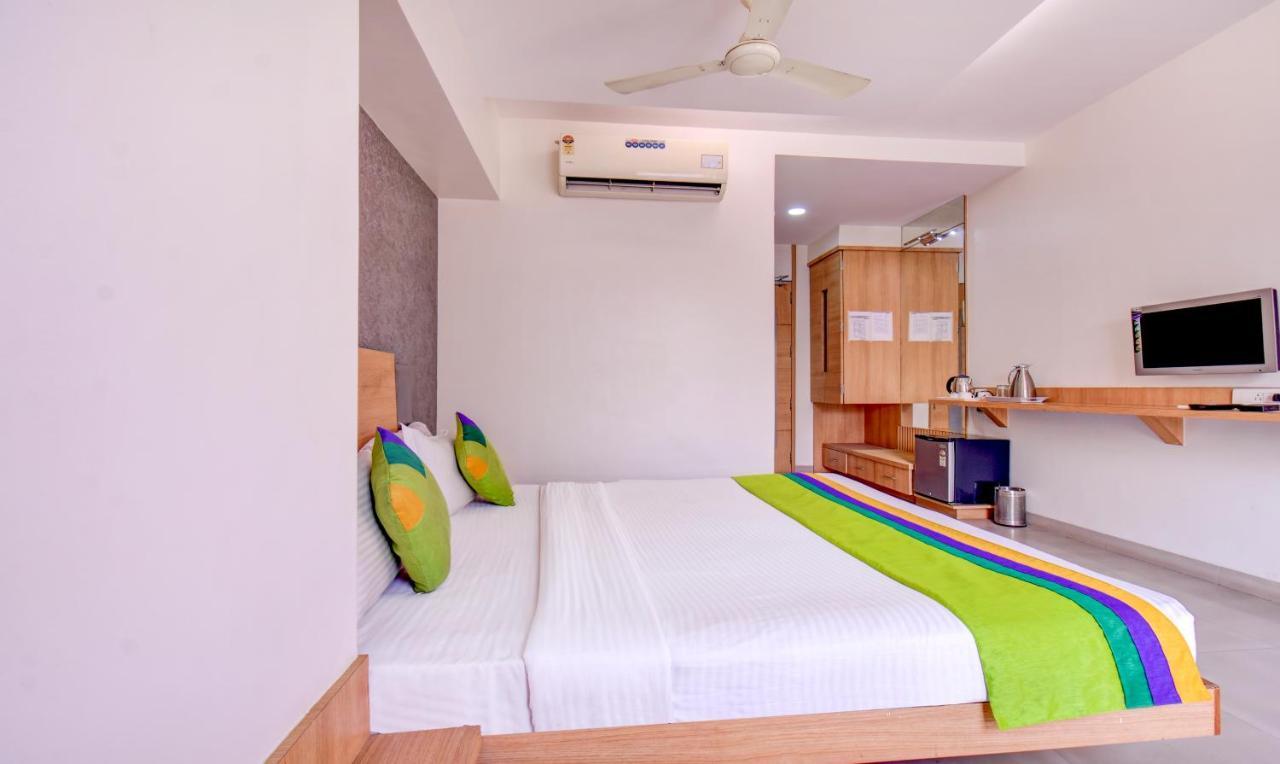 Treebo Admiral Suites New Usmanpura Aurangabad  Buitenkant foto