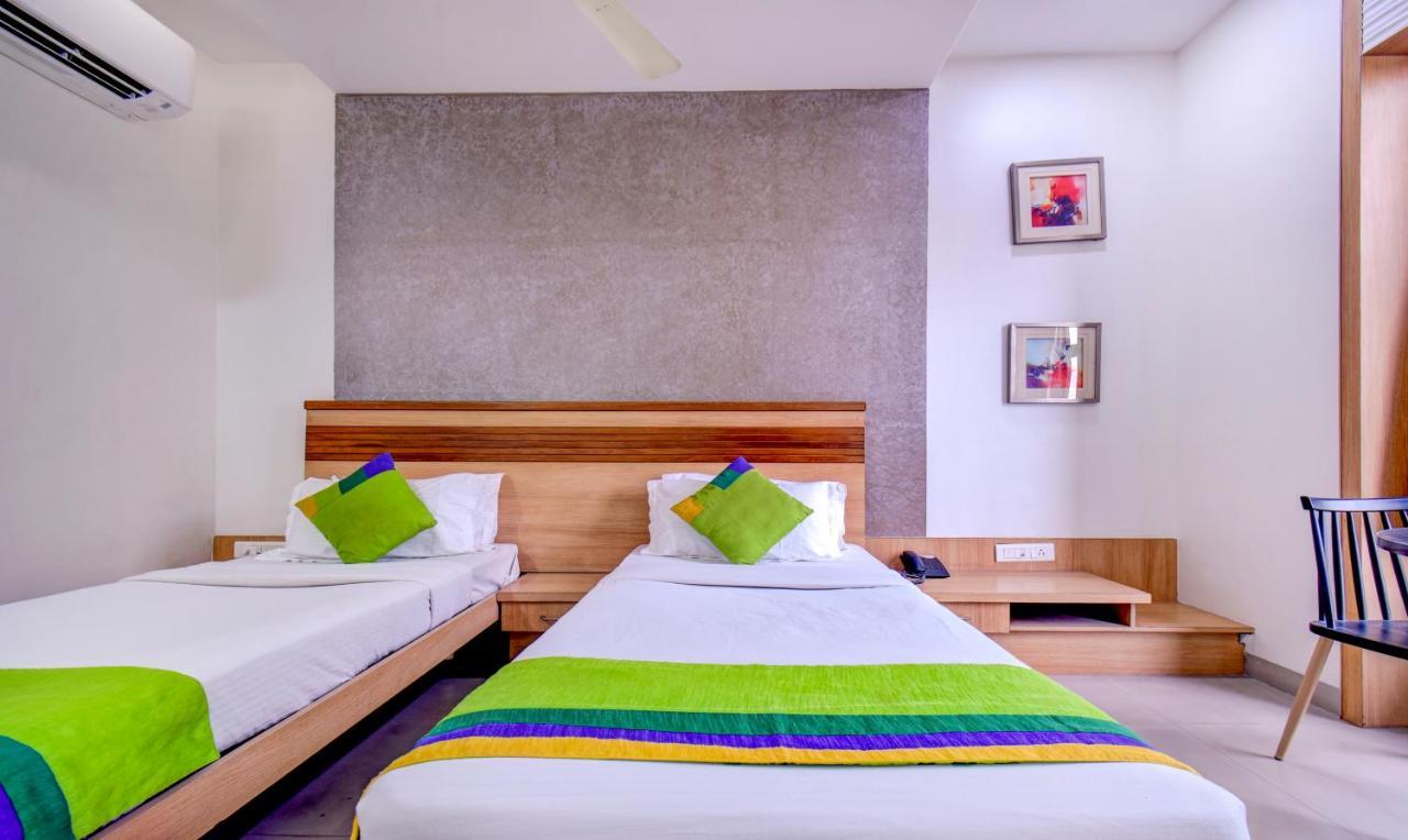 Treebo Admiral Suites New Usmanpura Aurangabad  Buitenkant foto