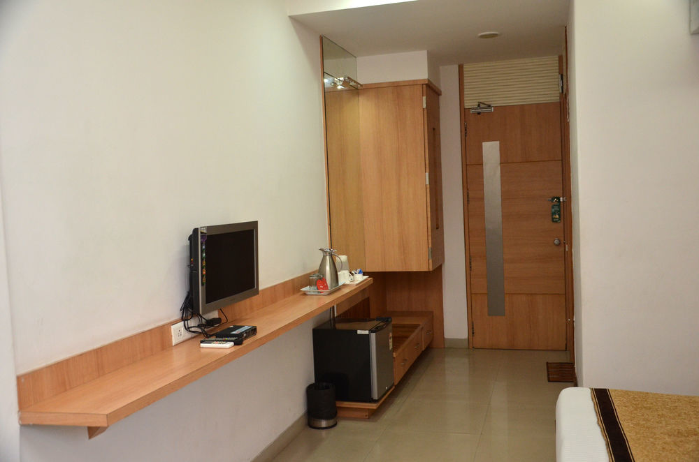 Treebo Admiral Suites New Usmanpura Aurangabad  Buitenkant foto