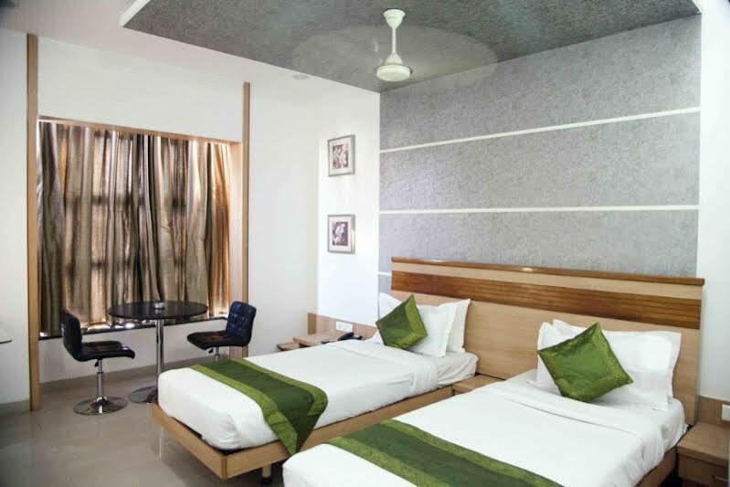Treebo Admiral Suites New Usmanpura Aurangabad  Buitenkant foto