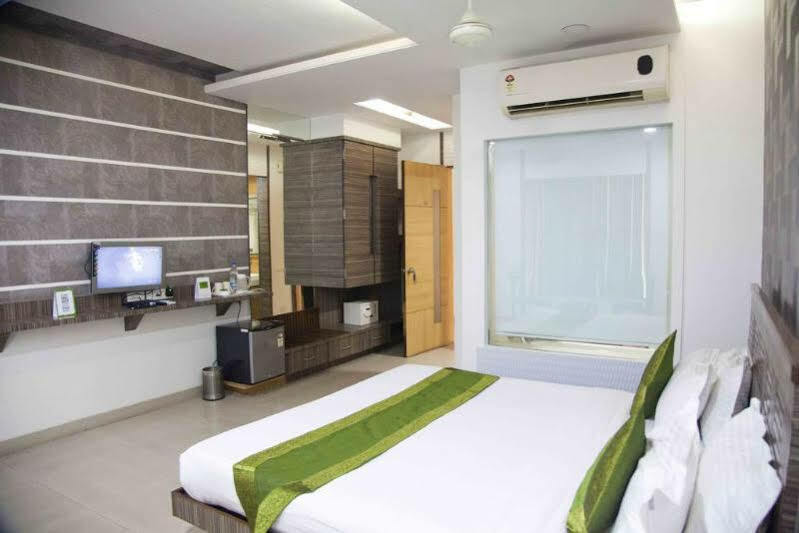 Treebo Admiral Suites New Usmanpura Aurangabad  Buitenkant foto