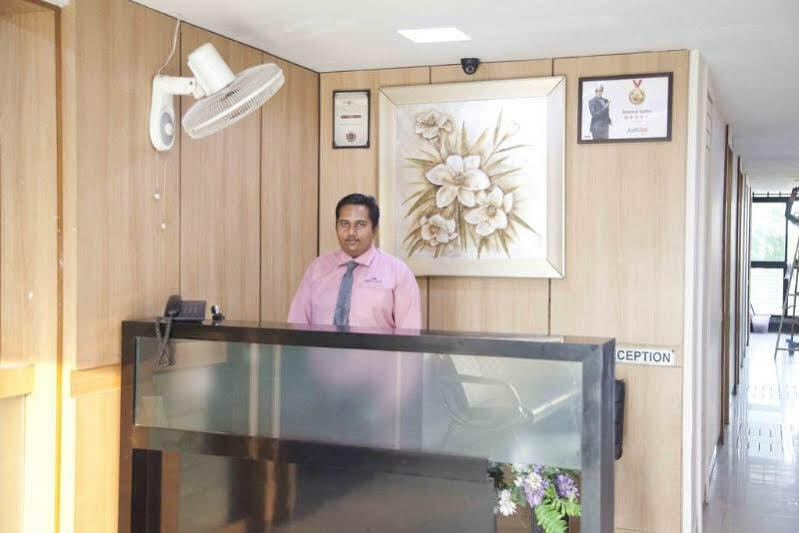 Treebo Admiral Suites New Usmanpura Aurangabad  Buitenkant foto
