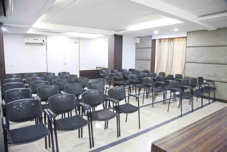 Treebo Admiral Suites New Usmanpura Aurangabad  Buitenkant foto