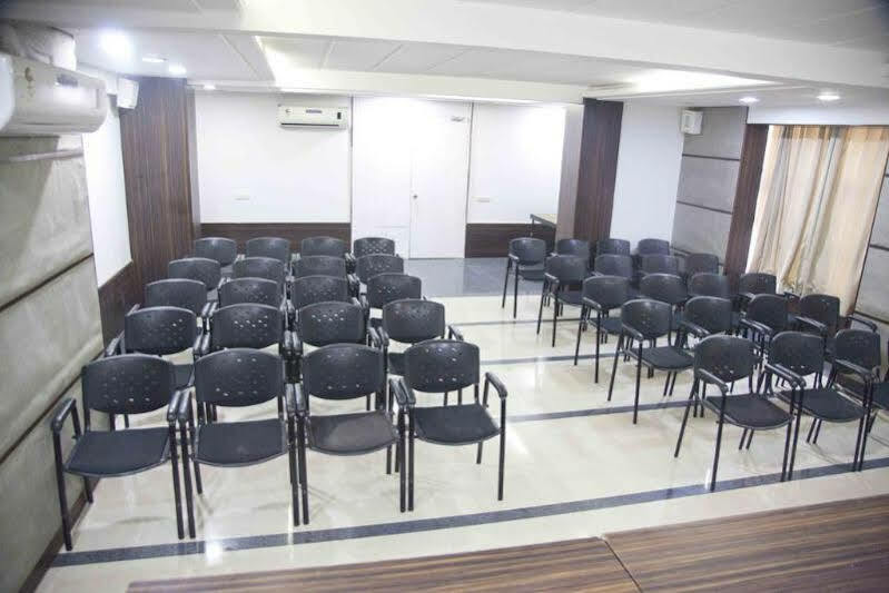 Treebo Admiral Suites New Usmanpura Aurangabad  Buitenkant foto