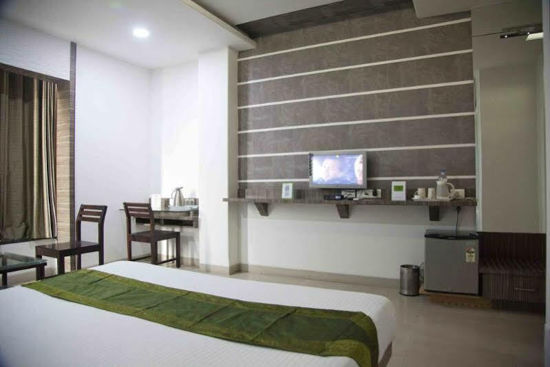 Treebo Admiral Suites New Usmanpura Aurangabad  Buitenkant foto